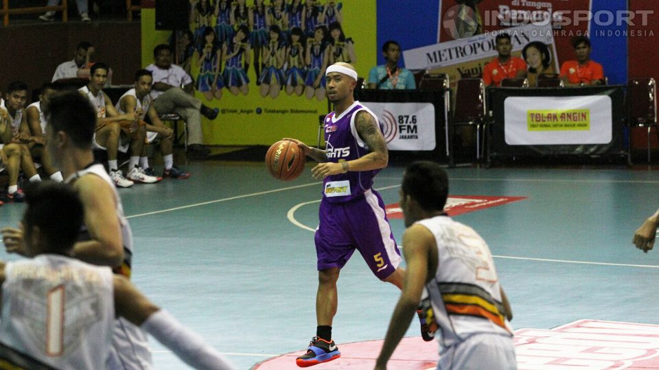 Mario Wuysang (tengah/CLS Knights) Copyright: &copy; Herry Ibrahim/INDOSPORT